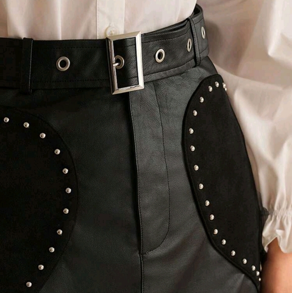 PREMIUM STUDDED DETAIL HEART PATTERN BUCKLE BELTED STRAIGHT SKIRT - Picture 2 of 4